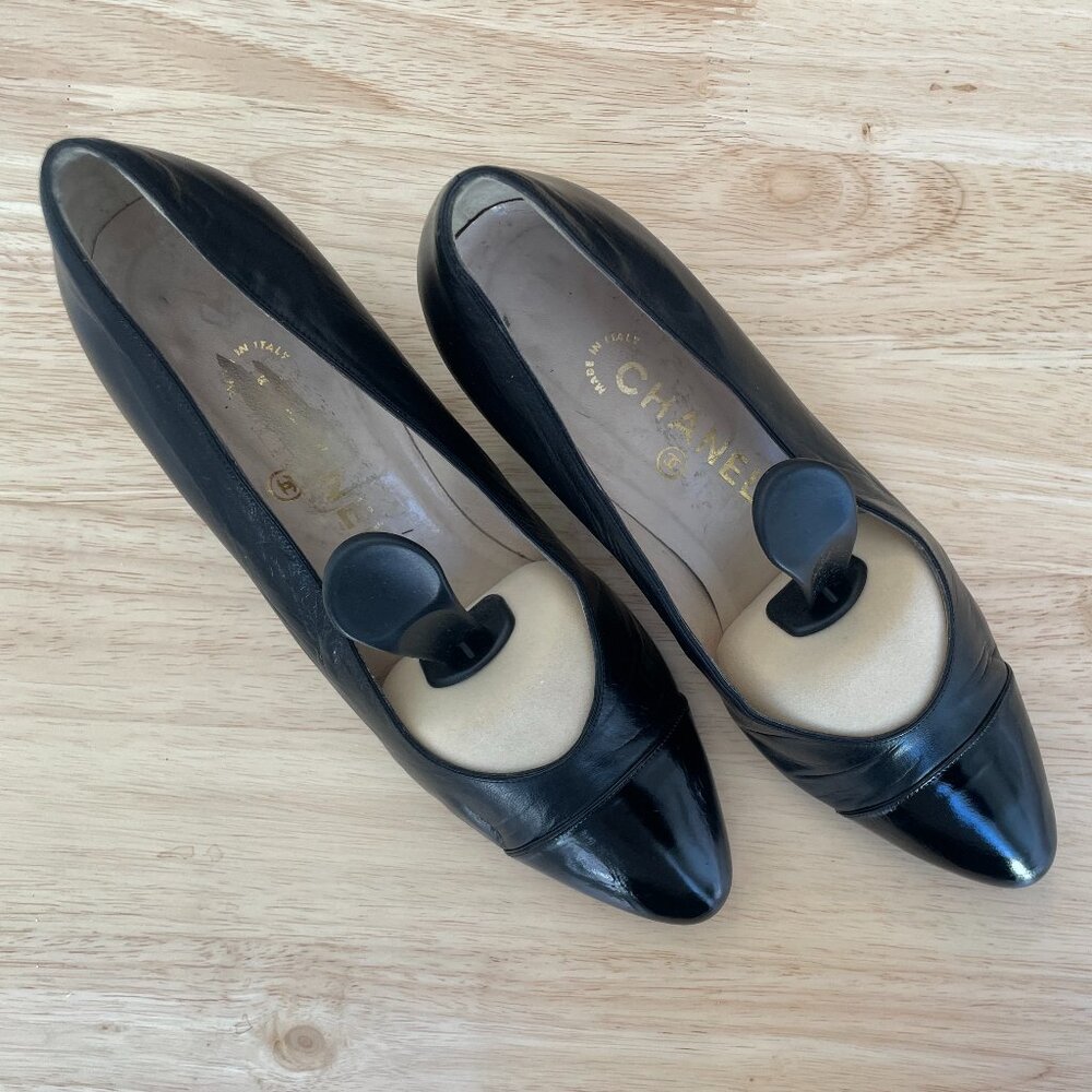 Vintage Chanel Black Leather Cap Toe Pumps - Size 38 - Picture 2 of 9
